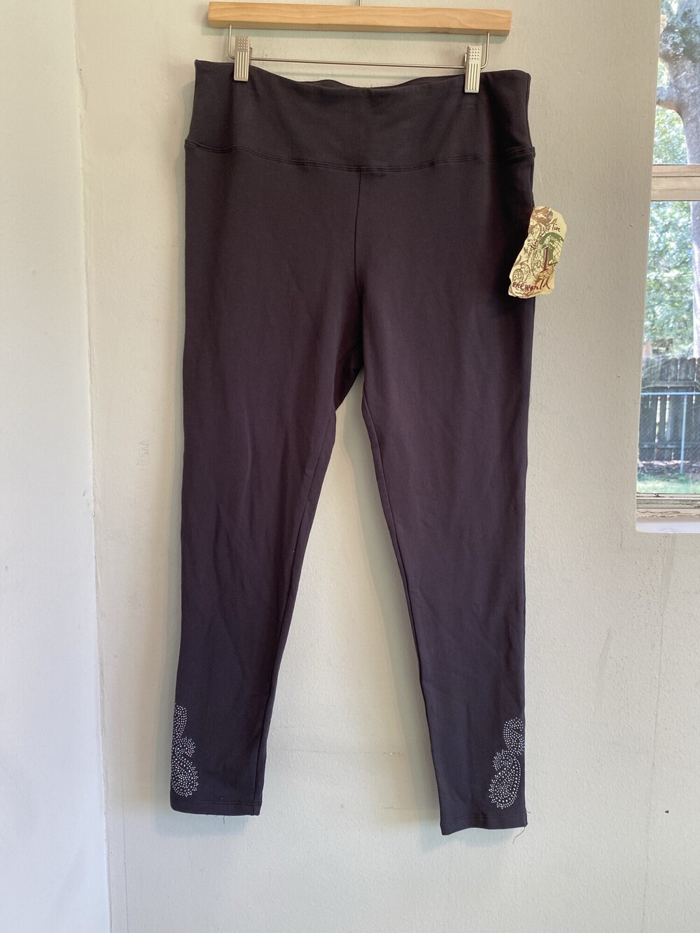 New One World Paisley Rhinestone Leggings Black L NWT